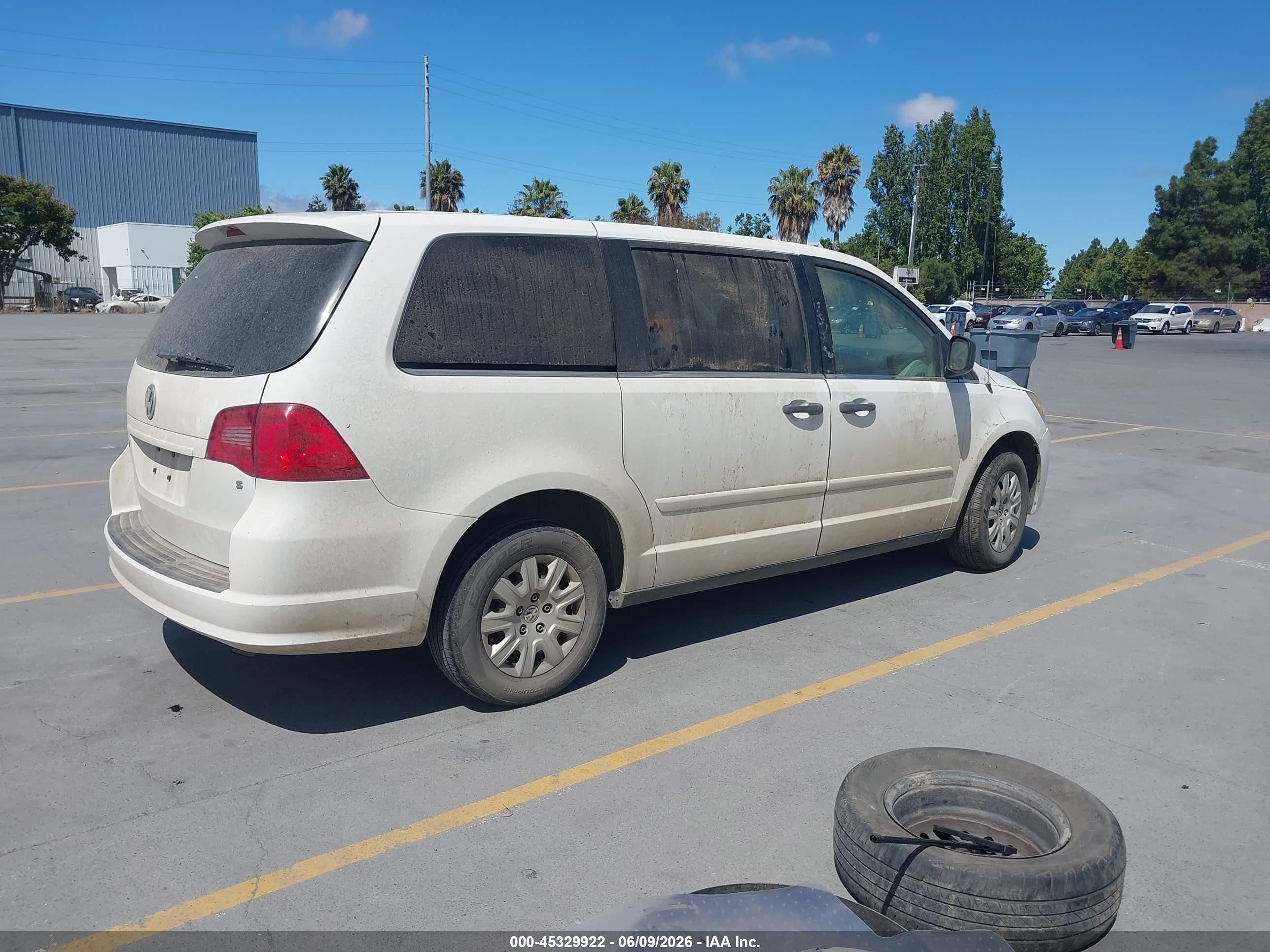 2009 Volkswagen Routan S White vin: 2V8HW44189R598356