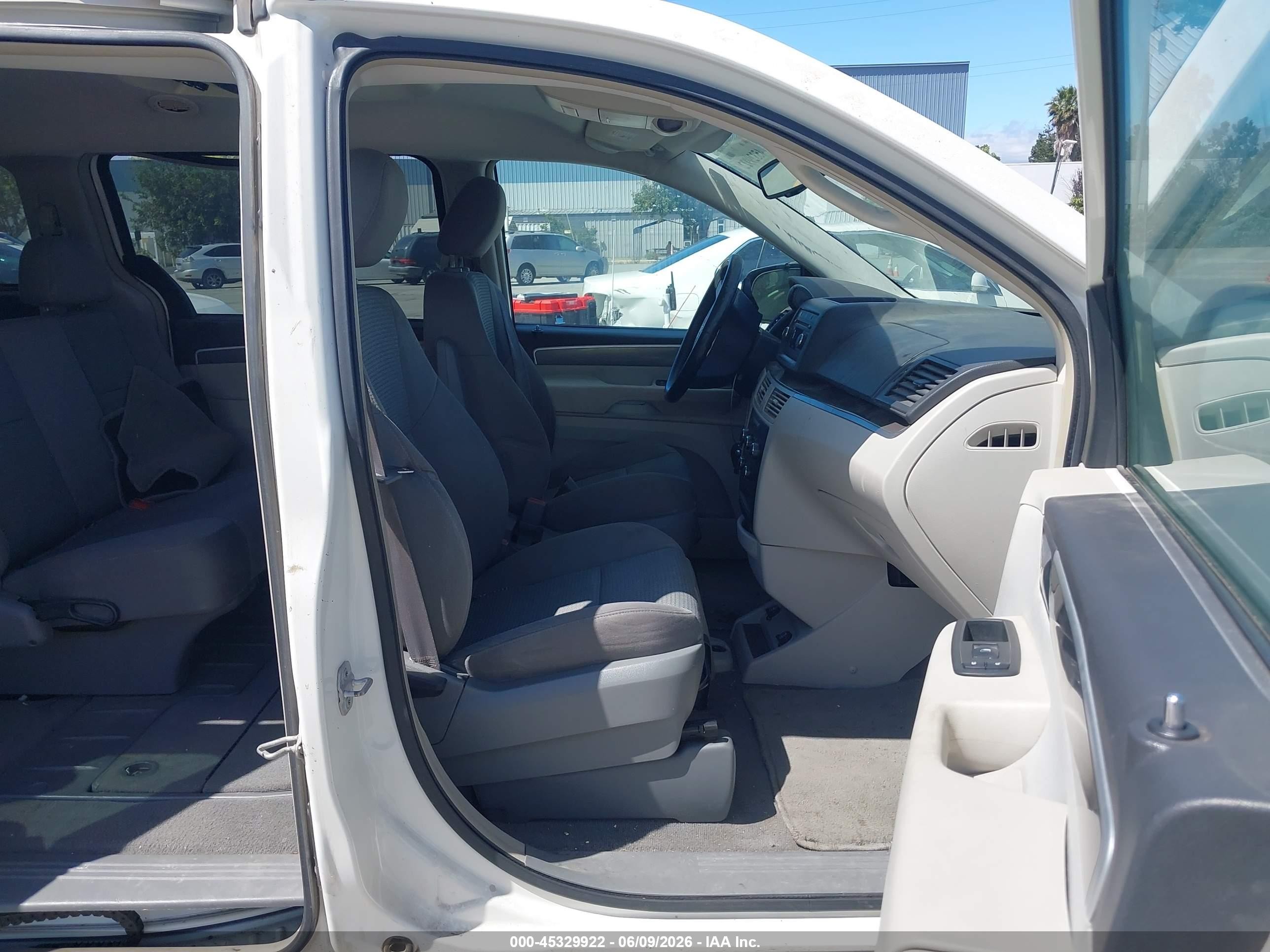 2009 Volkswagen Routan S White vin: 2V8HW44189R598356