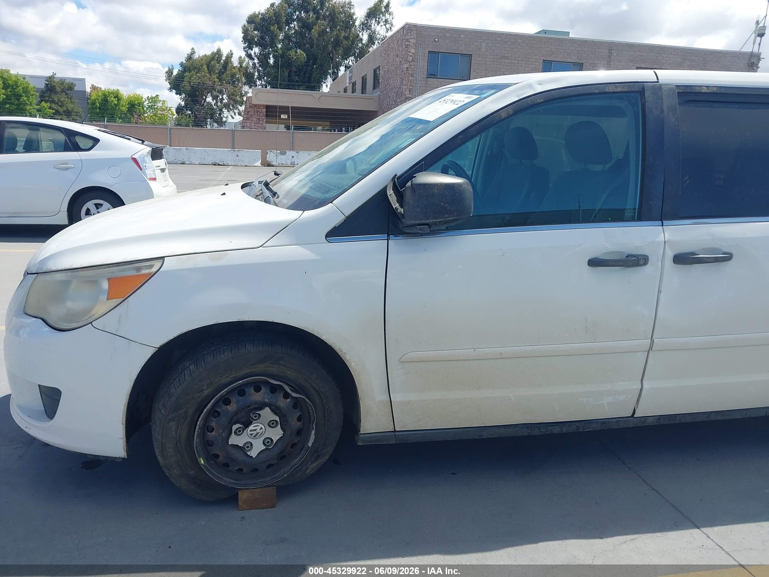 2009 Volkswagen Routan S White vin: 2V8HW44189R598356