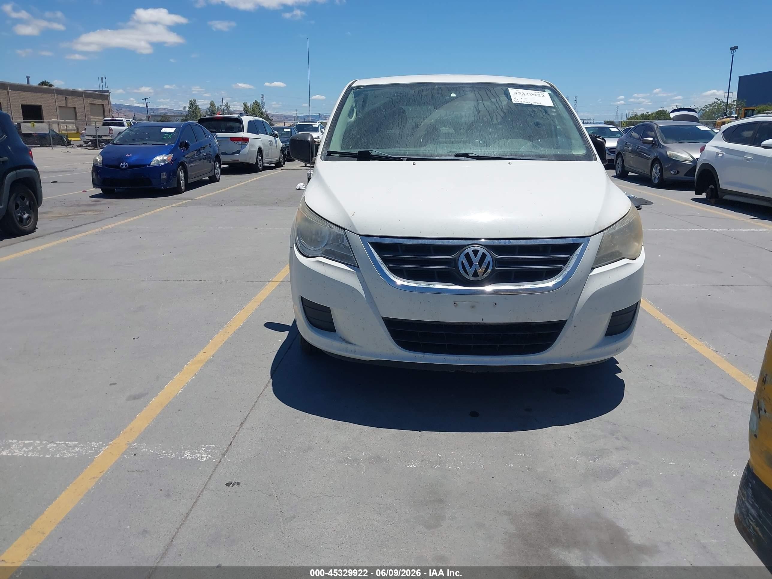 2009 Volkswagen Routan S White vin: 2V8HW44189R598356