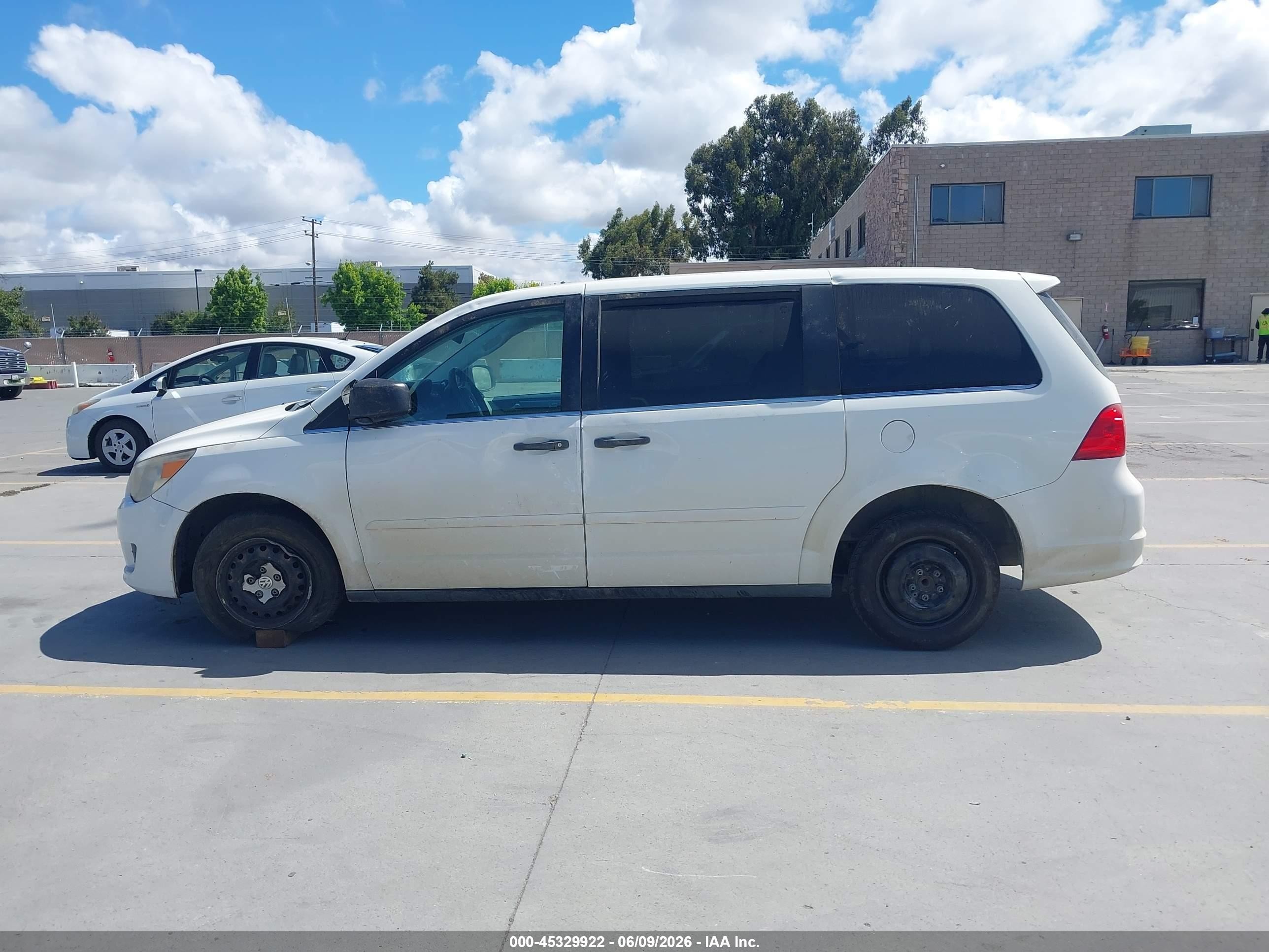 2009 Volkswagen Routan S White vin: 2V8HW44189R598356