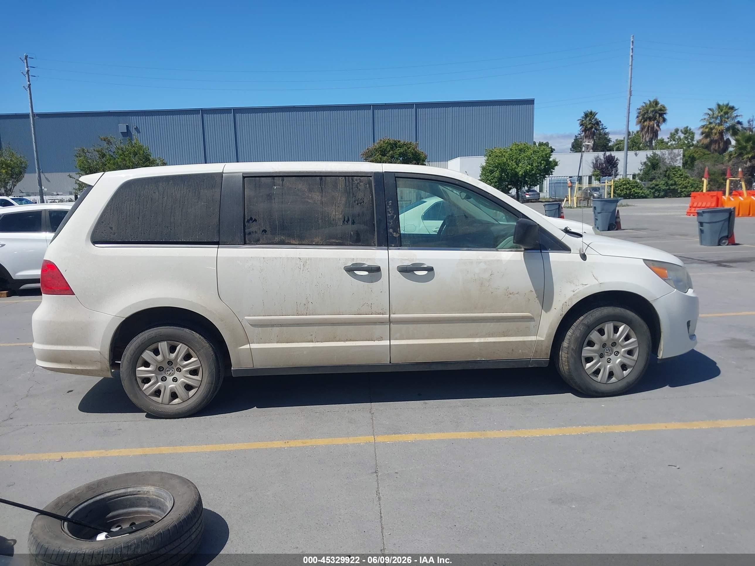 2009 Volkswagen Routan S White vin: 2V8HW44189R598356