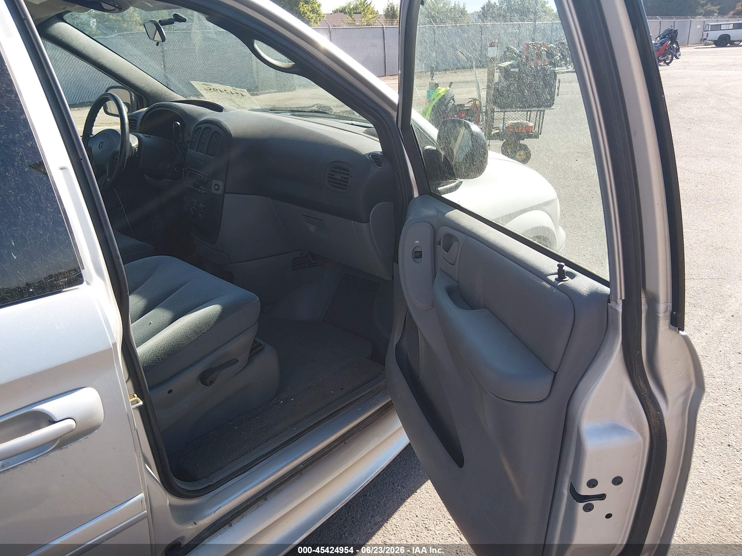 2004 Dodge Grand Caravan Sxt Silver vin: 2d4gp44l04r615751