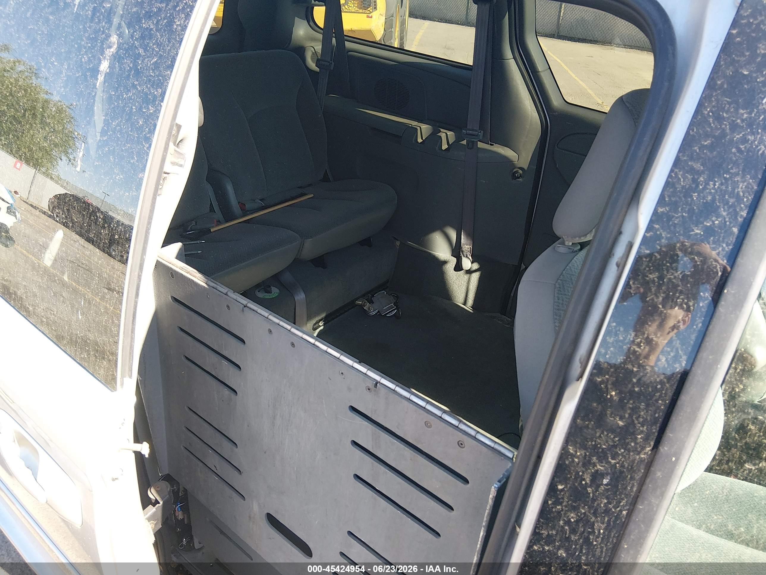 2004 Dodge Grand Caravan Sxt Silver vin: 2d4gp44l04r615751