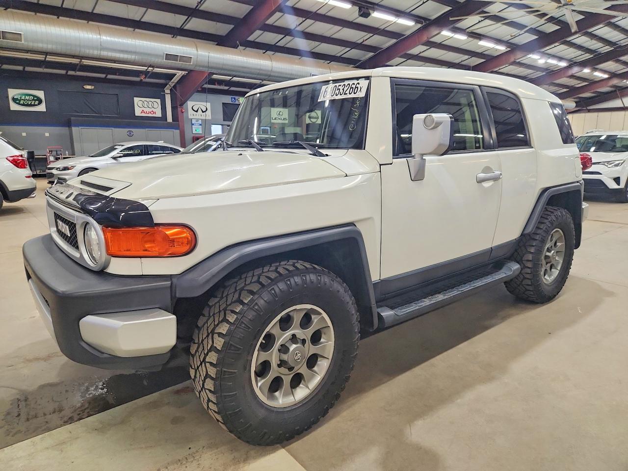 2013 Toyota Fj Cruiser Base Белый vin: JTEBU4BF0DK165056