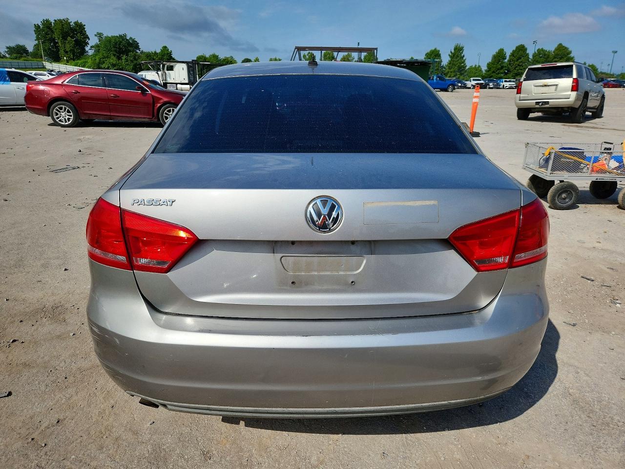 2012 Volkswagen Passat S Серебряный vin: 1VWAP7A39CC065009