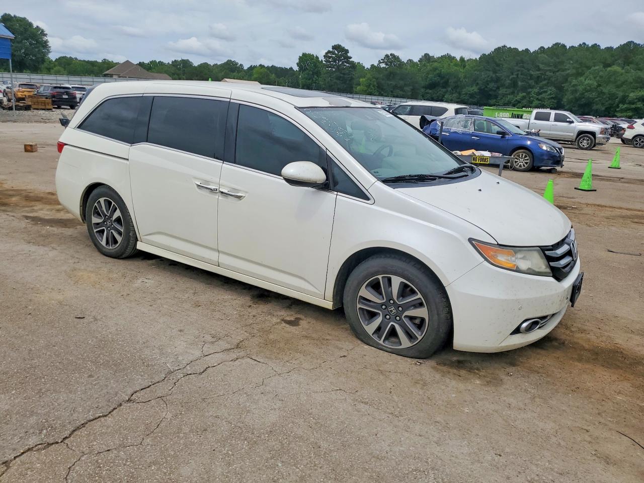 2014 Honda Odyssey Touring White vin: 5FNRL5H95EB078829