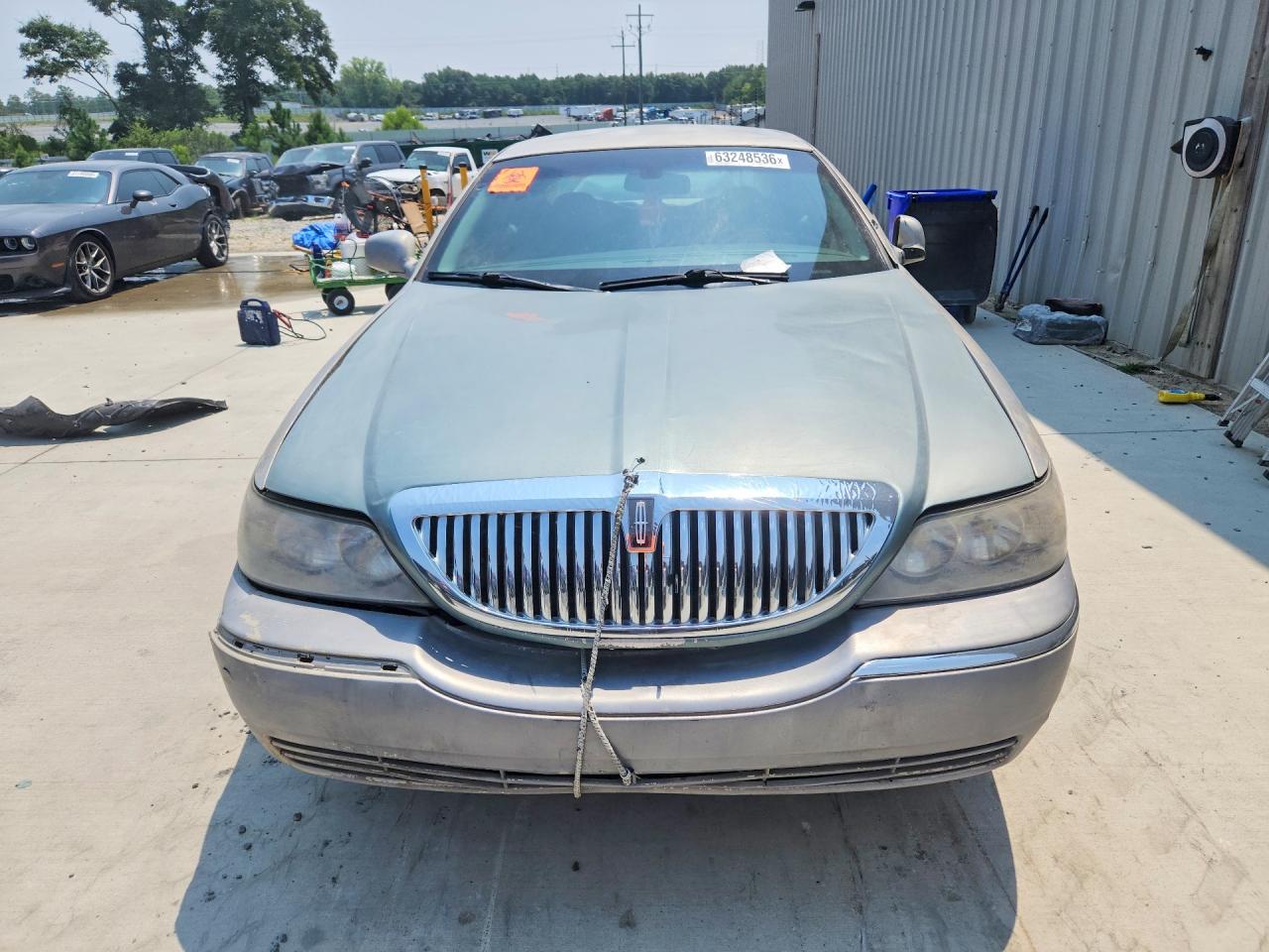 2009 Lincoln Town Car Signature Limited Серебряный vin: 2LNHM82V89X627618