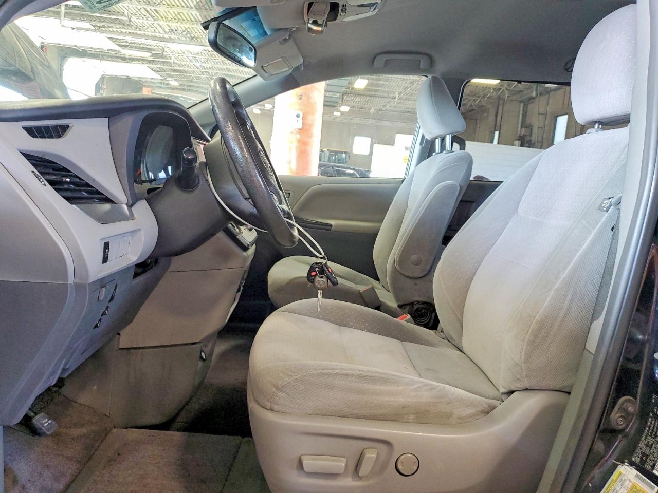 2015 Toyota Sienna Le Black vin: 5TDKK3DC3FS613518
