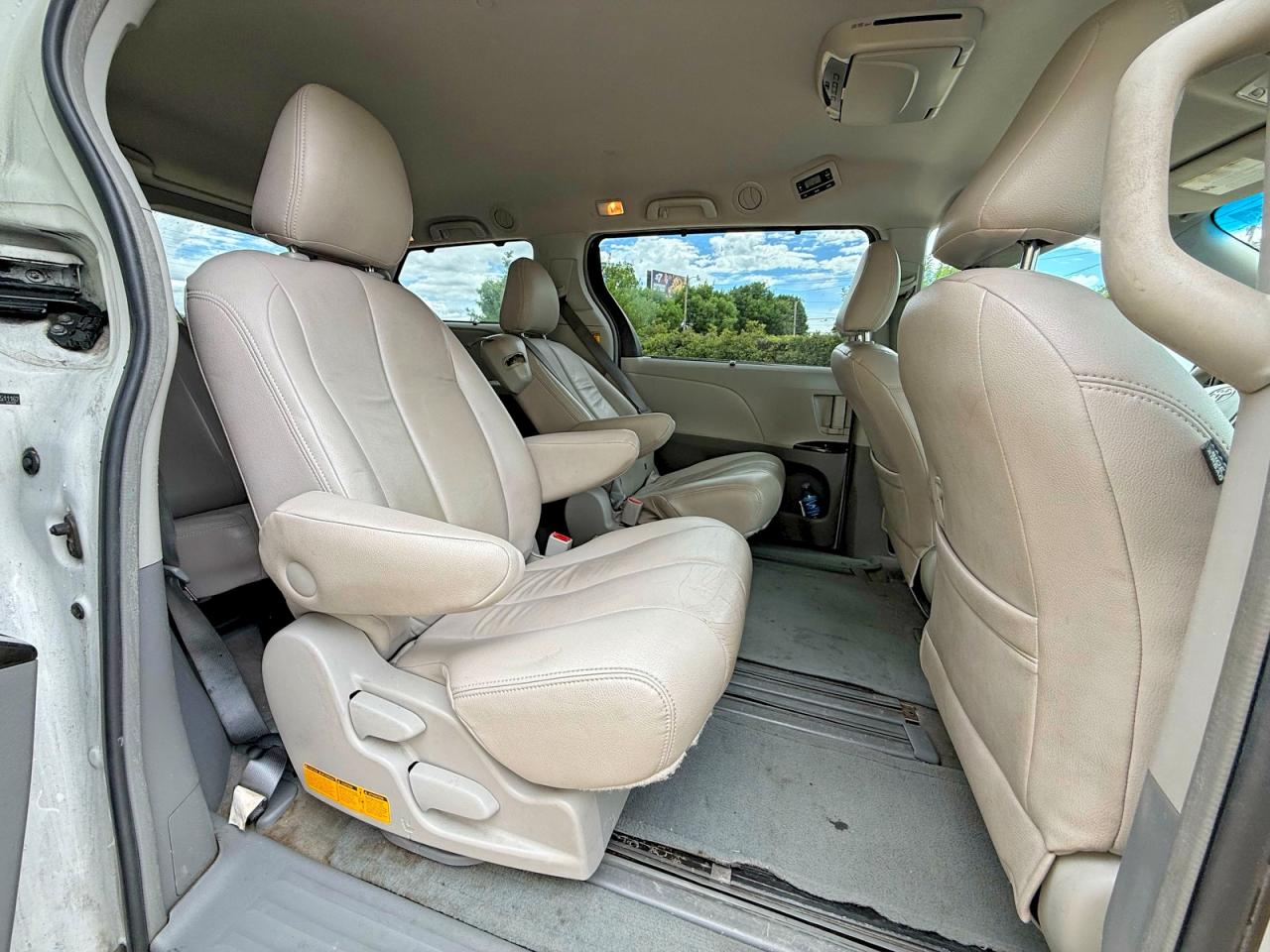 2014 Toyota Sienna Le White vin: 5TDKK3DC8ES511162