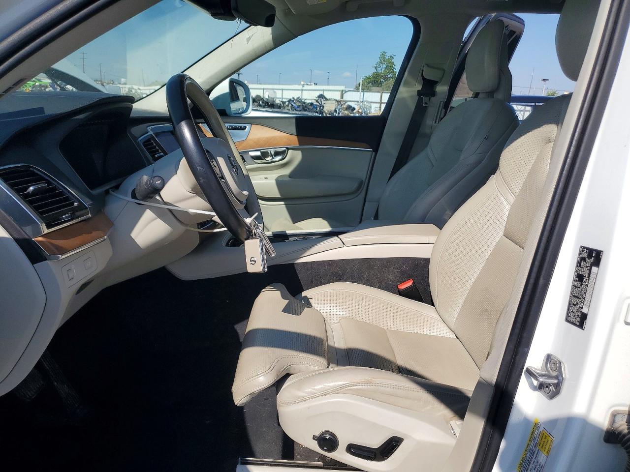 2016 Volvo Xc90 T6 White vin: YV4A22PL0G1048237