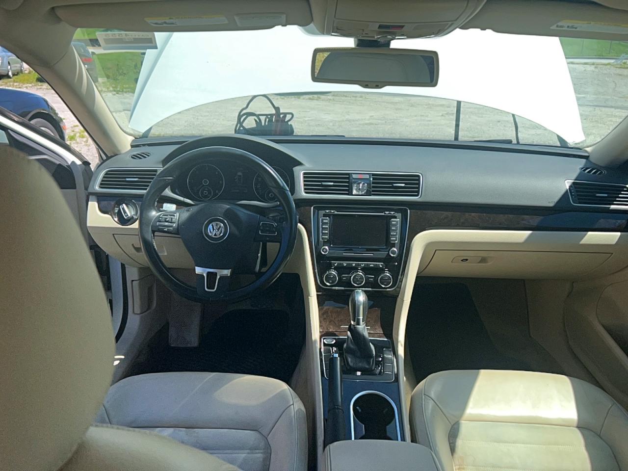 2015 Volkswagen Passat Sel White vin: 1VWCV7A32FC003843