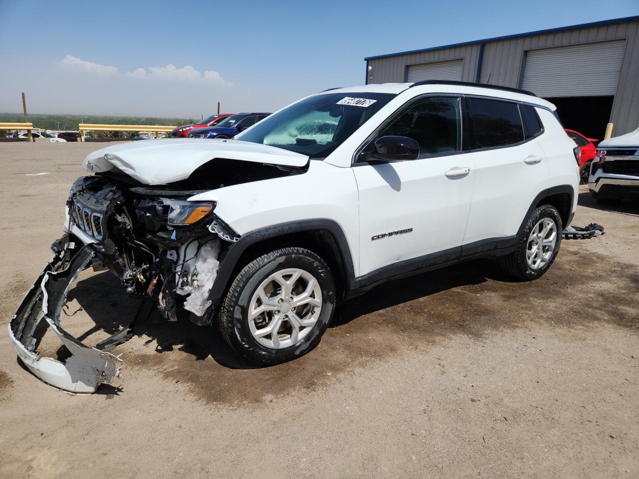 2024 Jeep Compass Latitude Белый vin: 3C4NJDBN4RT117566 Damage: Left Front Fender, Misaligned, Repair Required
