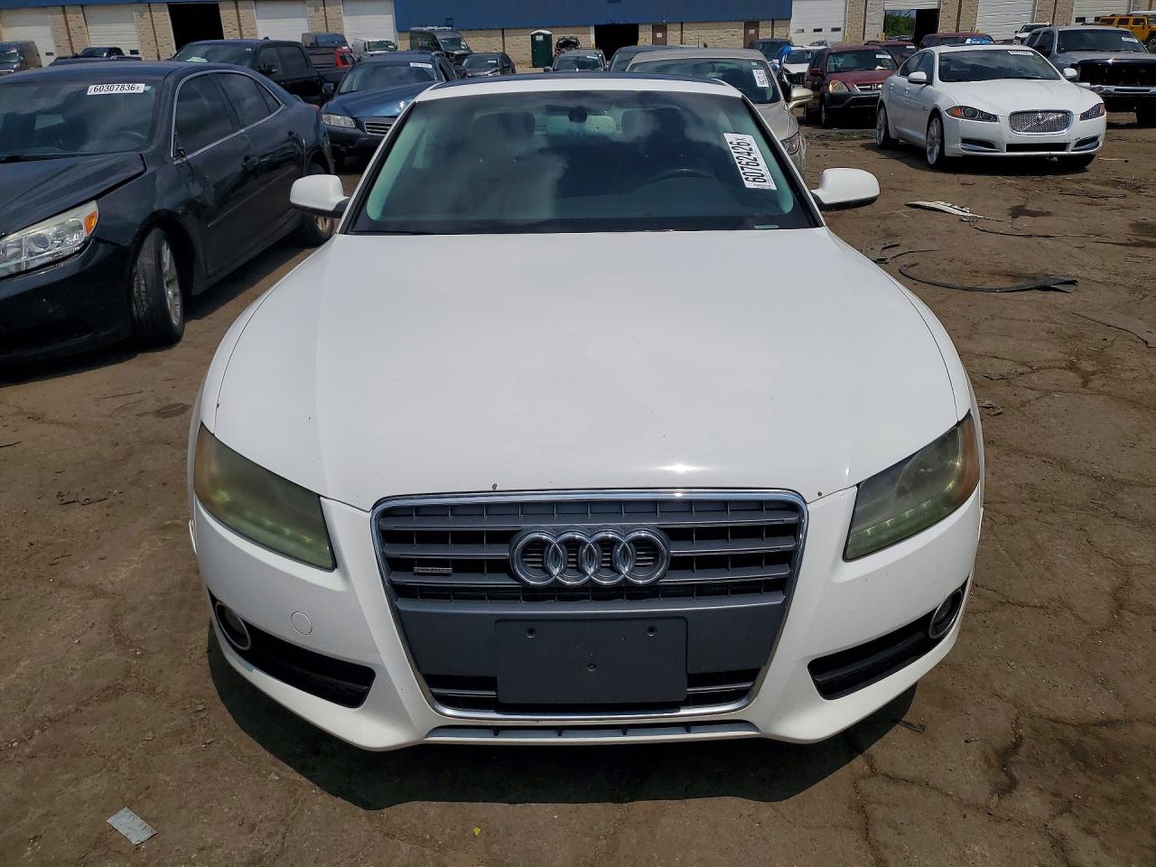 2011 Audi A5 Premium Plus Белый vin: WAULFAFR9BA080948