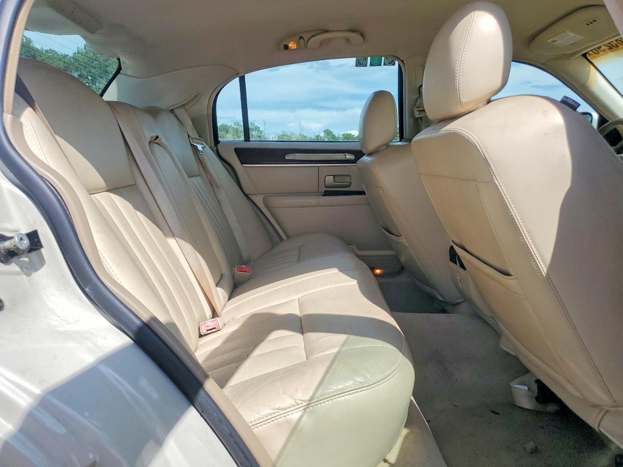 2006 Lincoln Town Car Signature Two Tone vin: 1LNHM81V76Y626893