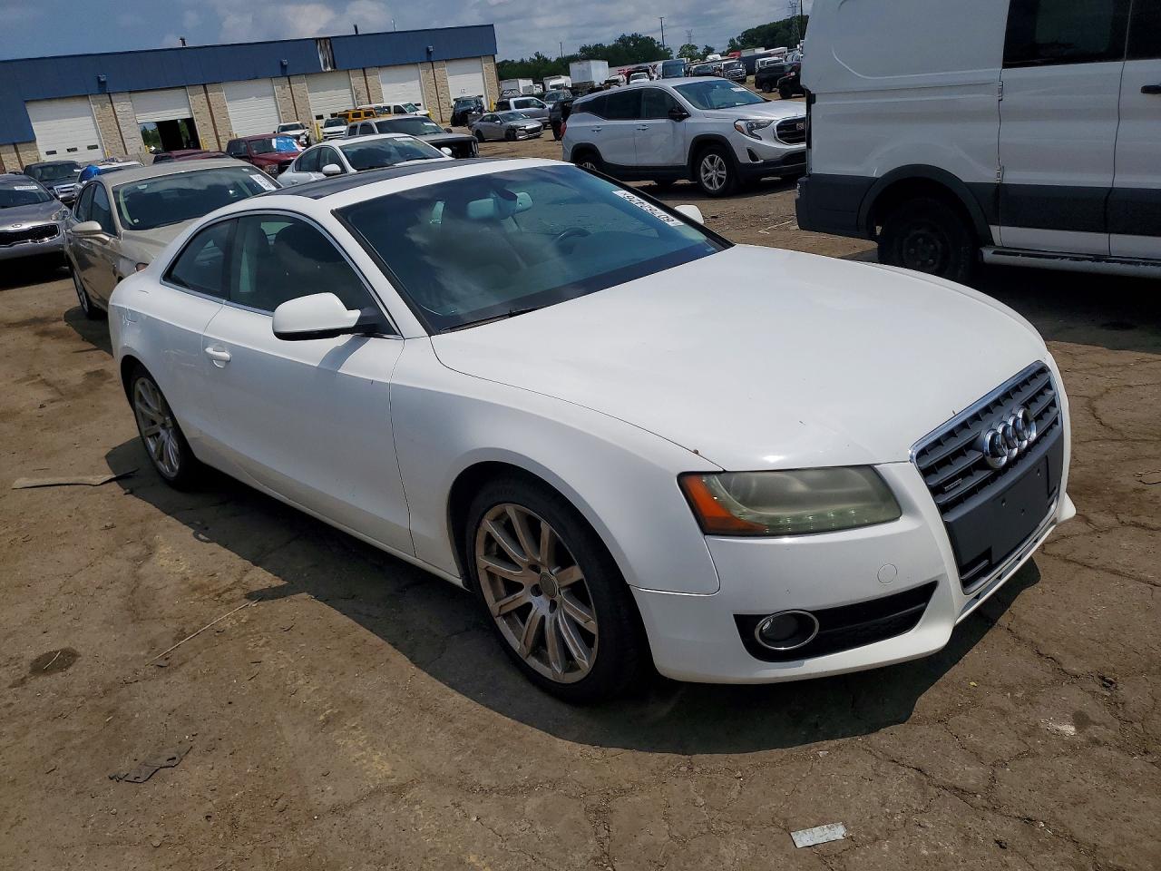 2011 Audi A5 Premium Plus Белый vin: WAULFAFR9BA080948
