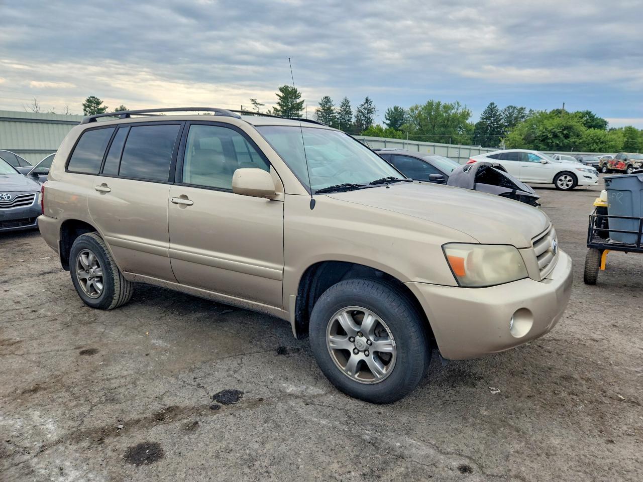 2004 Toyota Highlander Base Tan vin: JTEEP21A240059766
