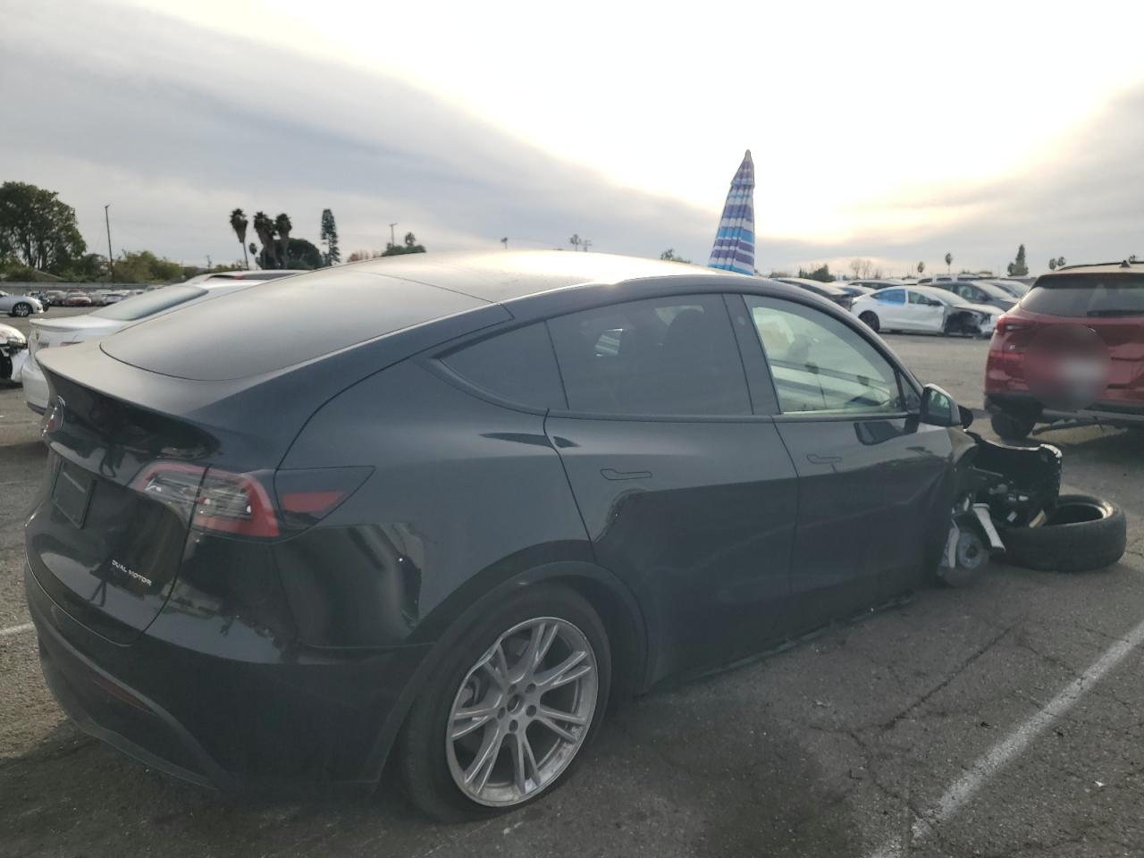 2023 Tesla Model Y Черный vin: 7SAYGAEE2PF740429