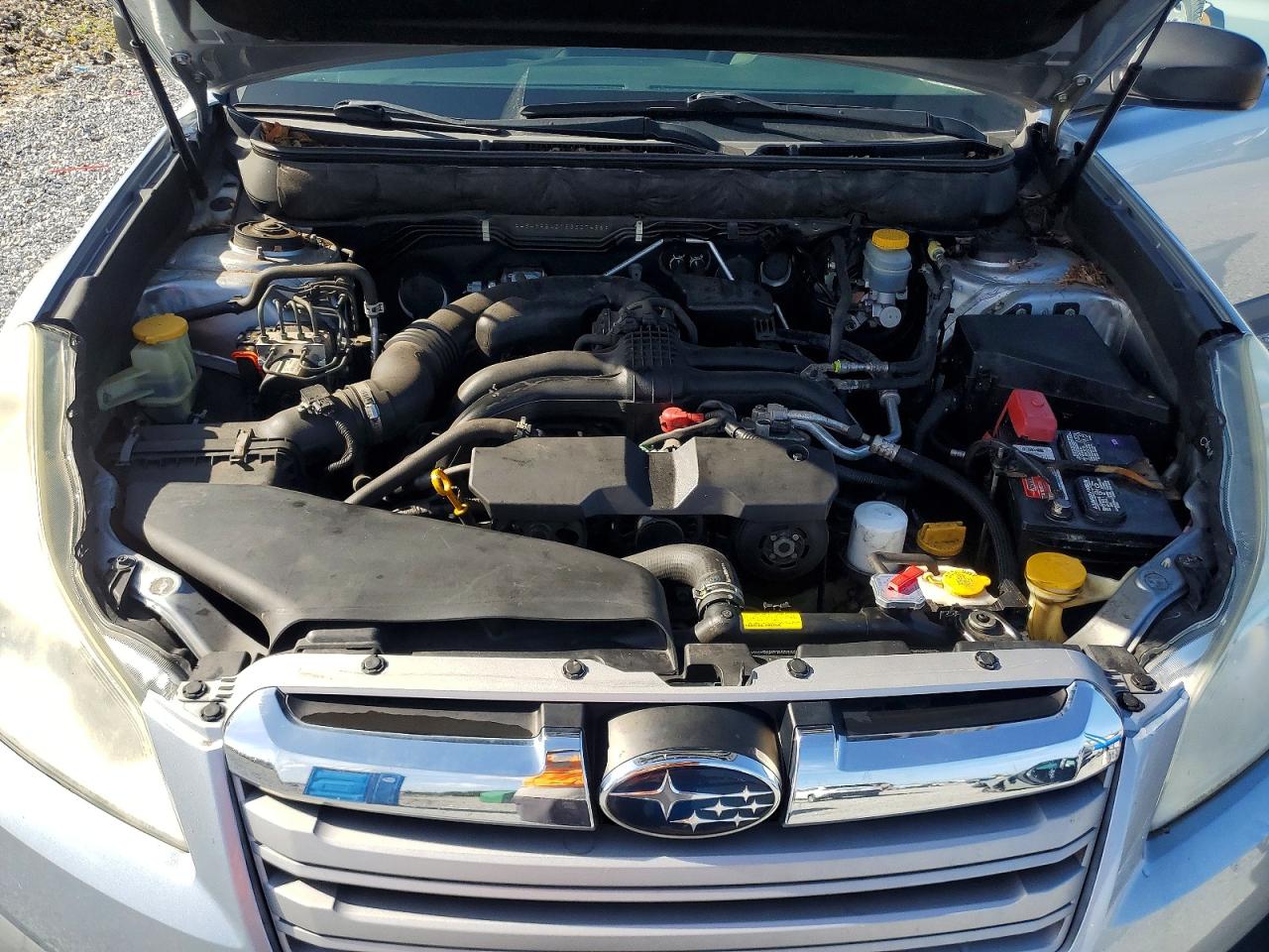 2014 Subaru Outback 2.5i Silver vin: 4S4BRBAC1E3307486