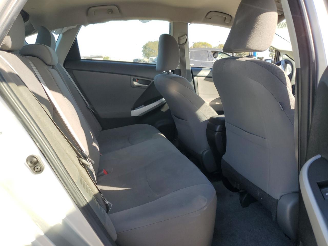 2014 Toyota Prius Серебряный vin: JTDKN3DU7E1735648