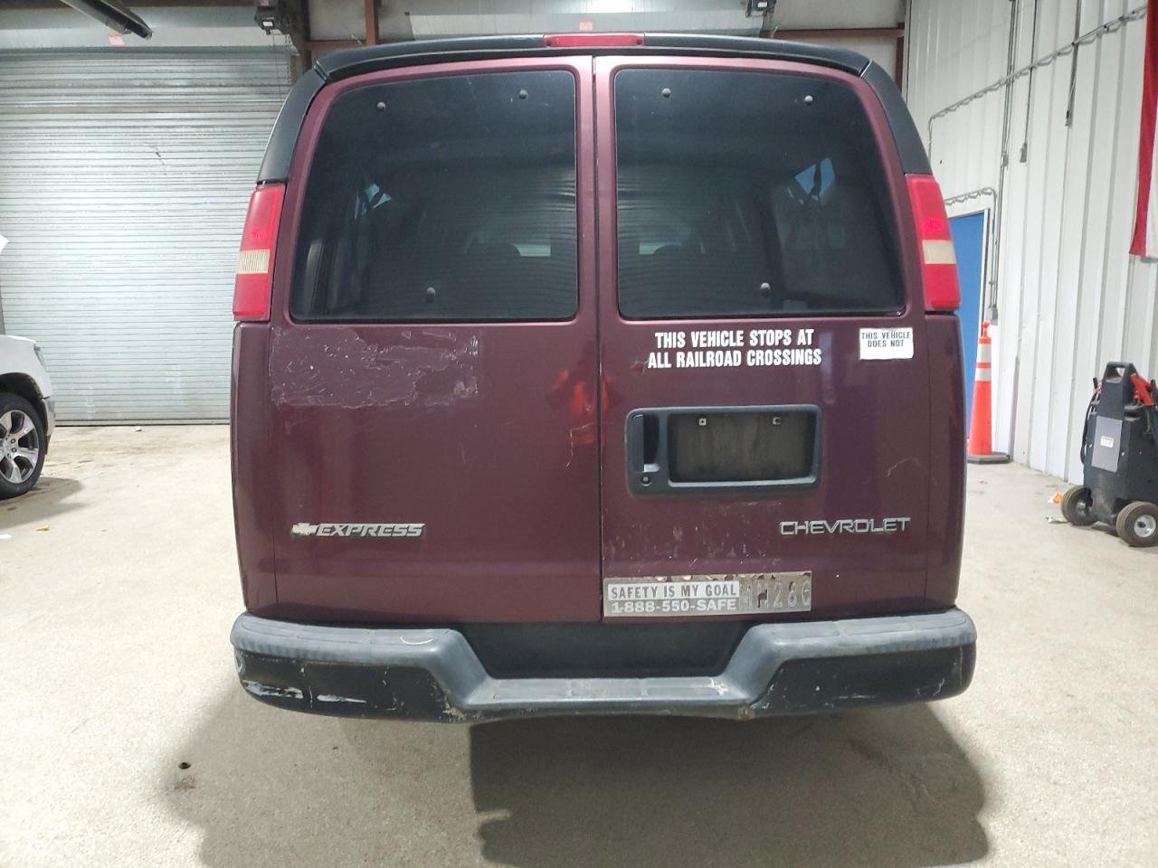 2003 Chevrolet Express G3500 Red vin: 1GAHG39U031231526 Damage: Right Rear Cargo Door, Heavy Scratch, 3 To 4 Inches
