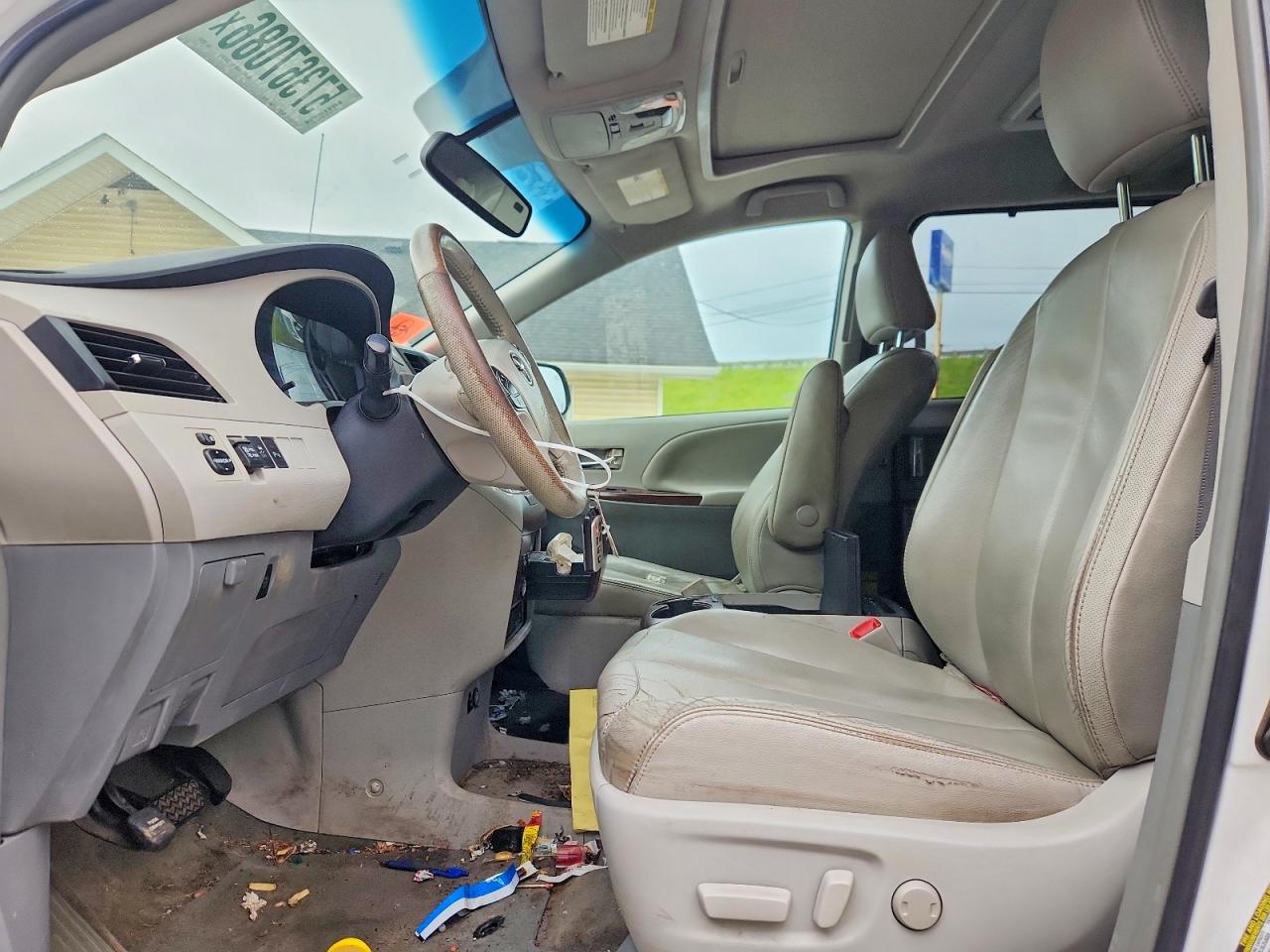 2013 Toyota Sienna Xle 8-passenger White vin: 5TDYK3DC2DS382540