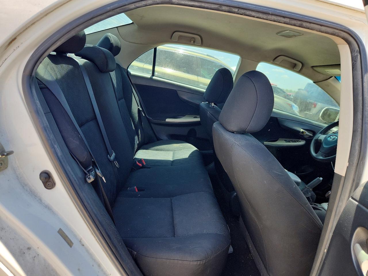 2010 Toyota Corolla S Белый vin: 1NXBU4EE5AZ200130