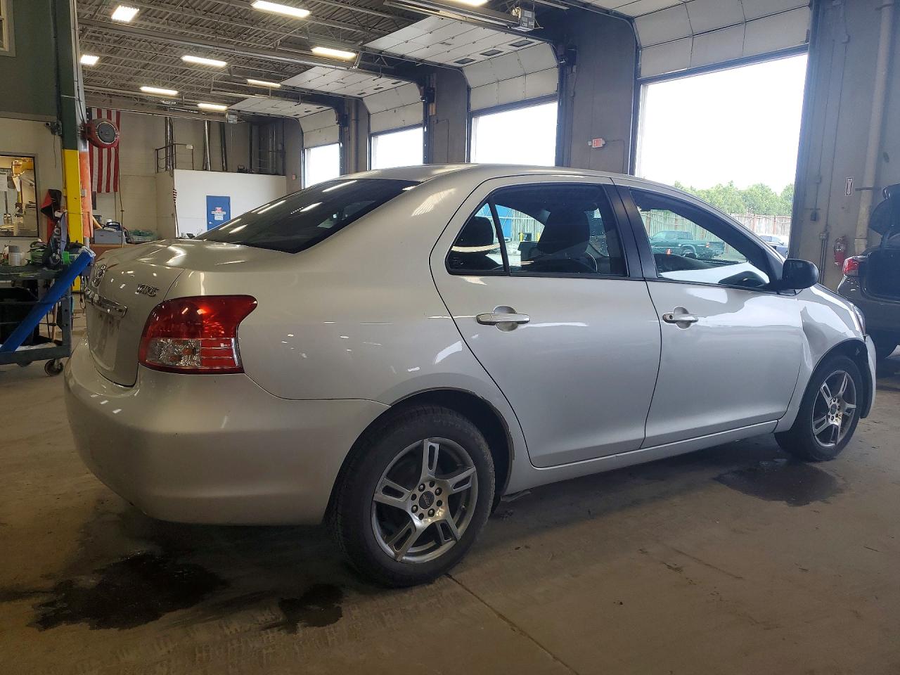 2009 Toyota Yaris Base Gray vin: JTDBT903194052497