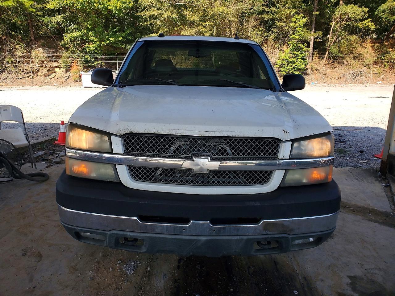 2004 Chevrolet Silverado C2500 Heavy Duty White vin: 1GCHC29U54E152134