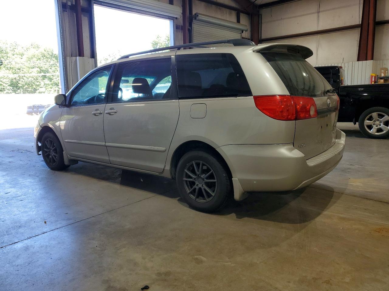 2009 Toyota Sienna Ce 8-passenger Silver vin: 5TDZK23C19S255706