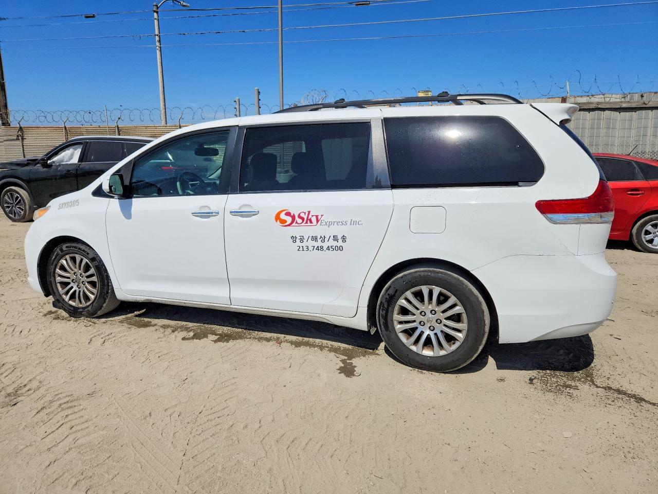 2011 Toyota Sienna Xle 8-passenger White vin: 5TDYK3DC7BS021513