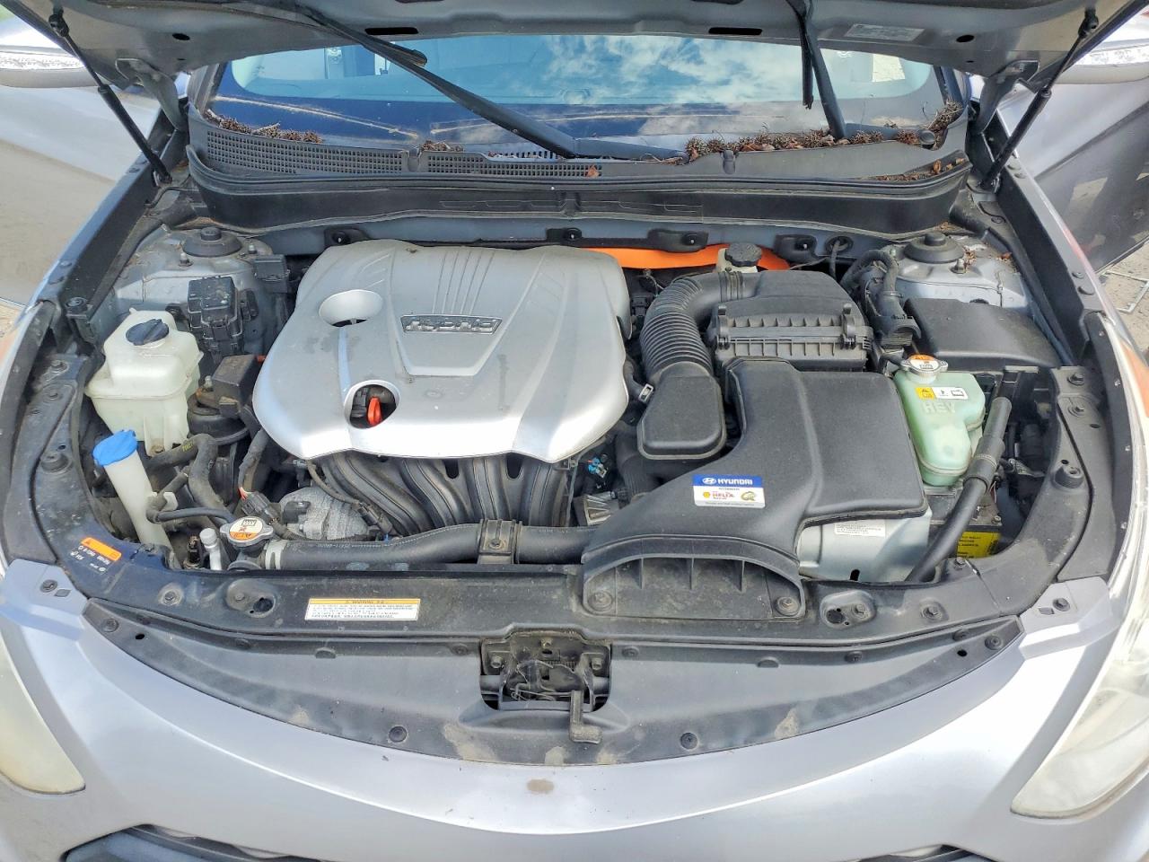 2015 Hyundai Sonata Hybrid Base Silver vin: KMHEC4A40FA130459