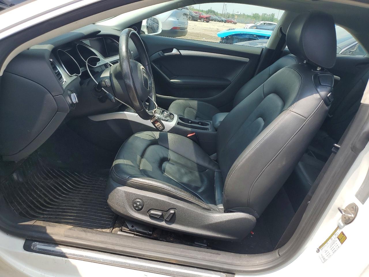 2011 Audi A5 Premium Plus Белый vin: WAULFAFR9BA080948