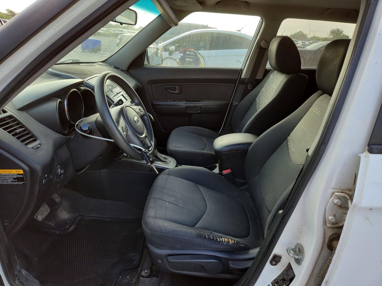 2011 Kia Soul + White vin: KNDJT2A21B7715600