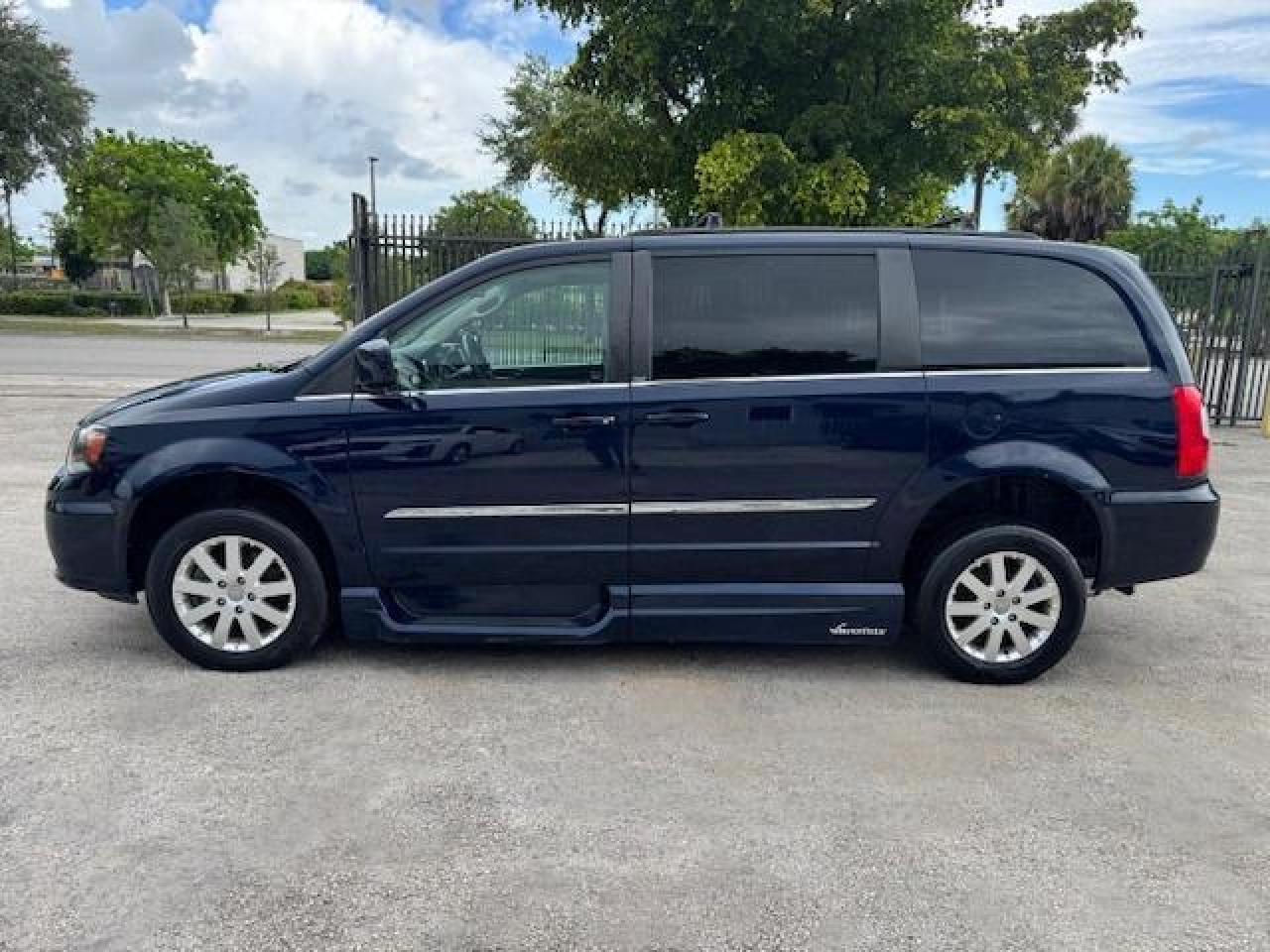 2014 Chrysler Town & Country Touring Blue vin: 2C4RC1BG7ER271083
