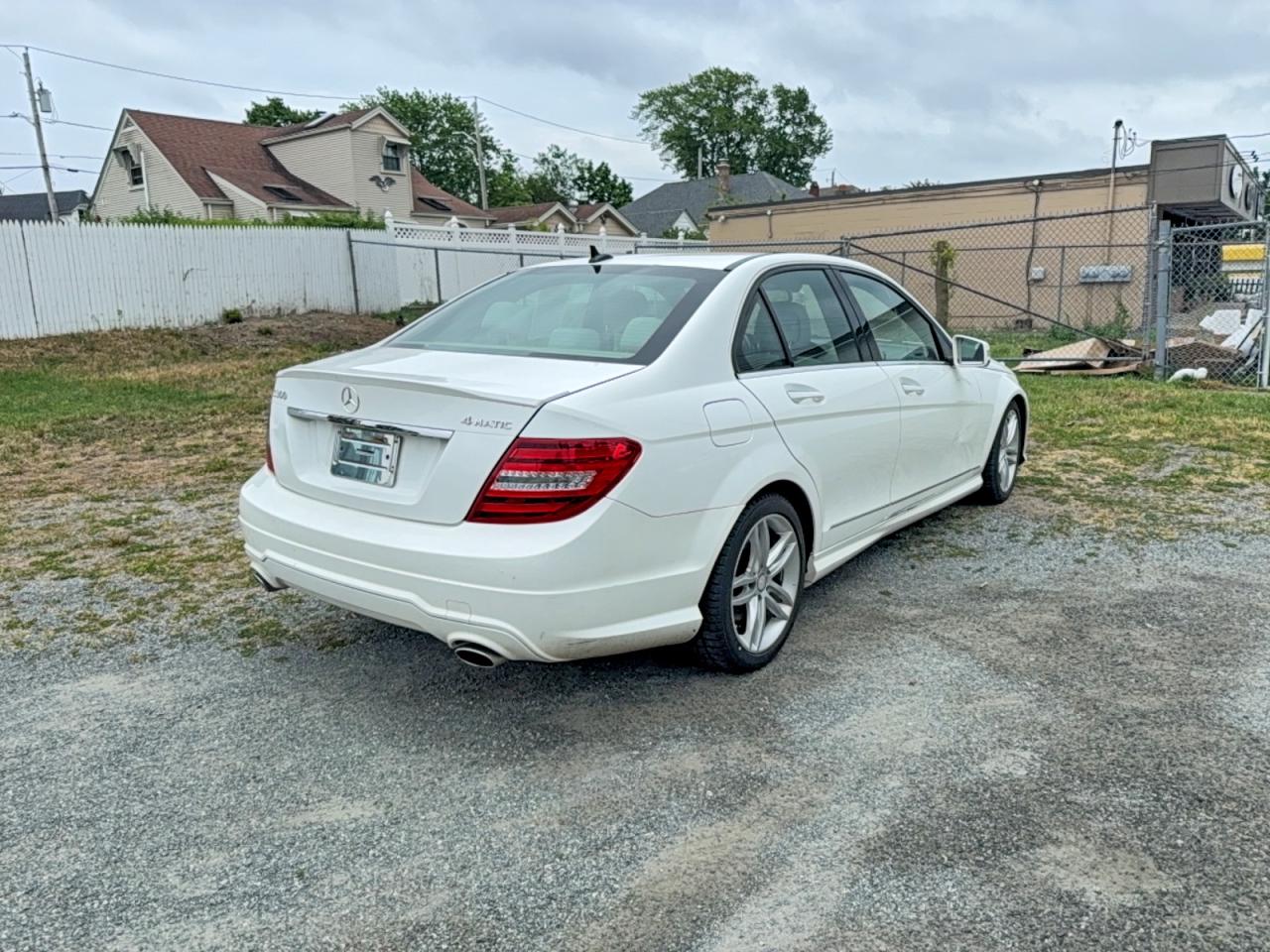 2013 Mercedes-benz C 300 4matic Белый vin: WDDGF8AB6DR274838