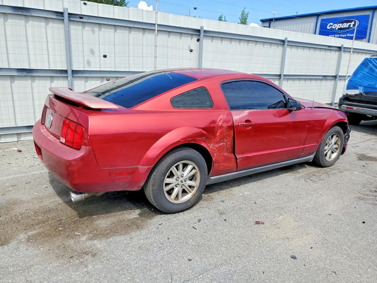 2005 Ford Mustang Red vin: 1ZVFT80N455157405