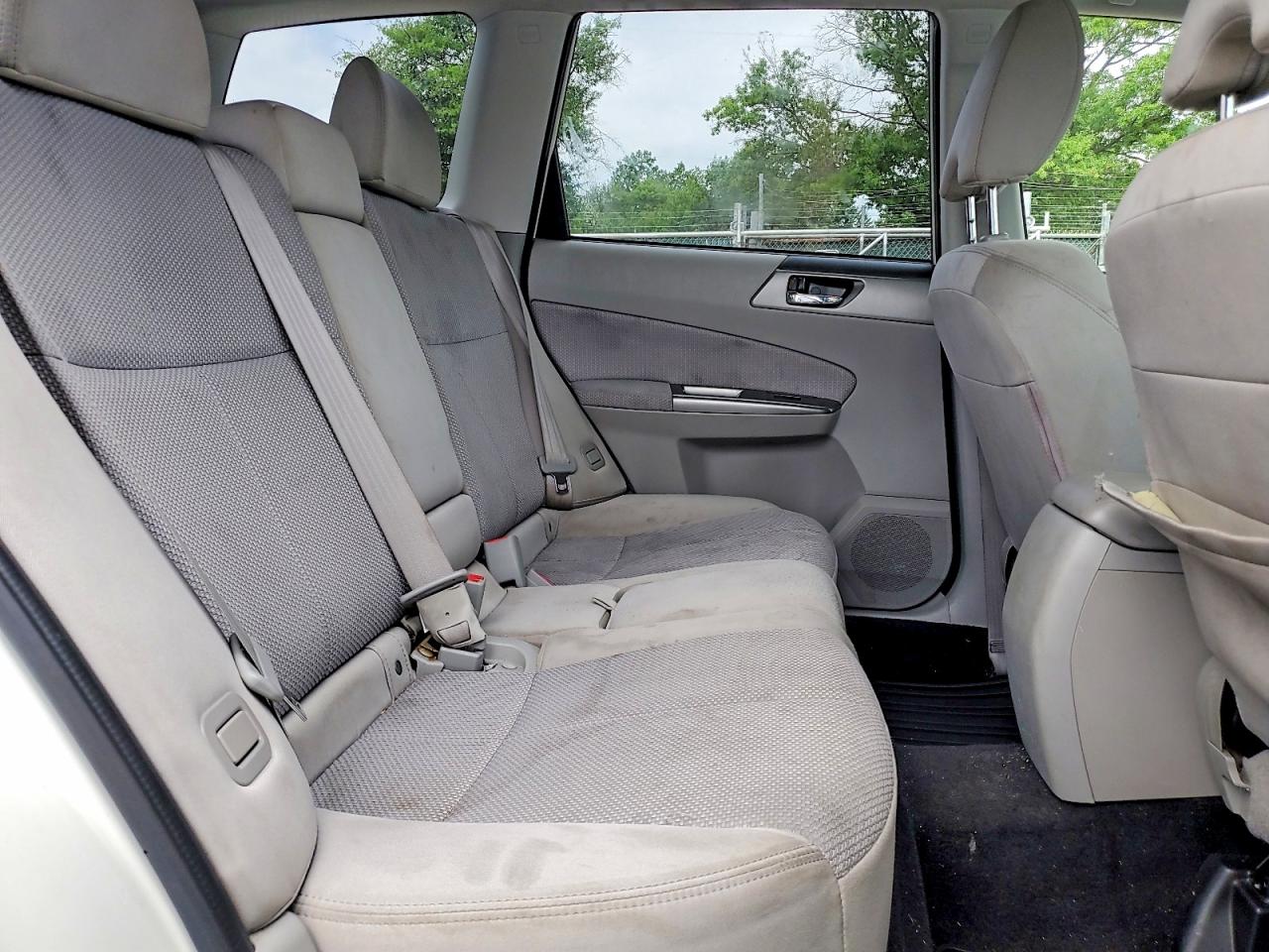 2012 Subaru Forester 2.5x Premium White vin: JF2SHADC7CH427808