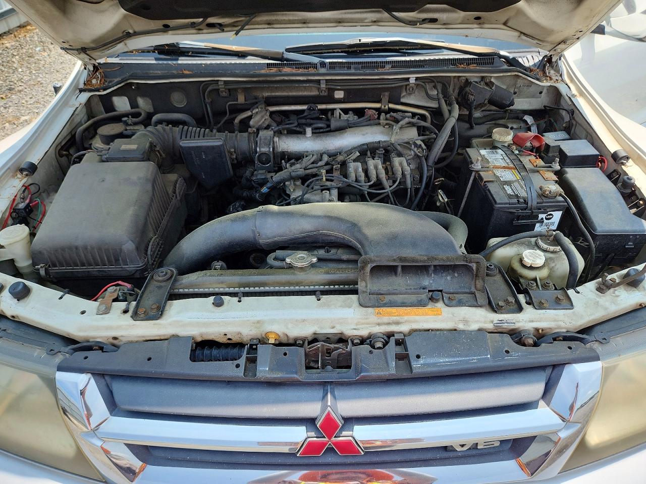 2001 Mitsubishi Montero Limited White vin: JA4MW51RX1J039579
