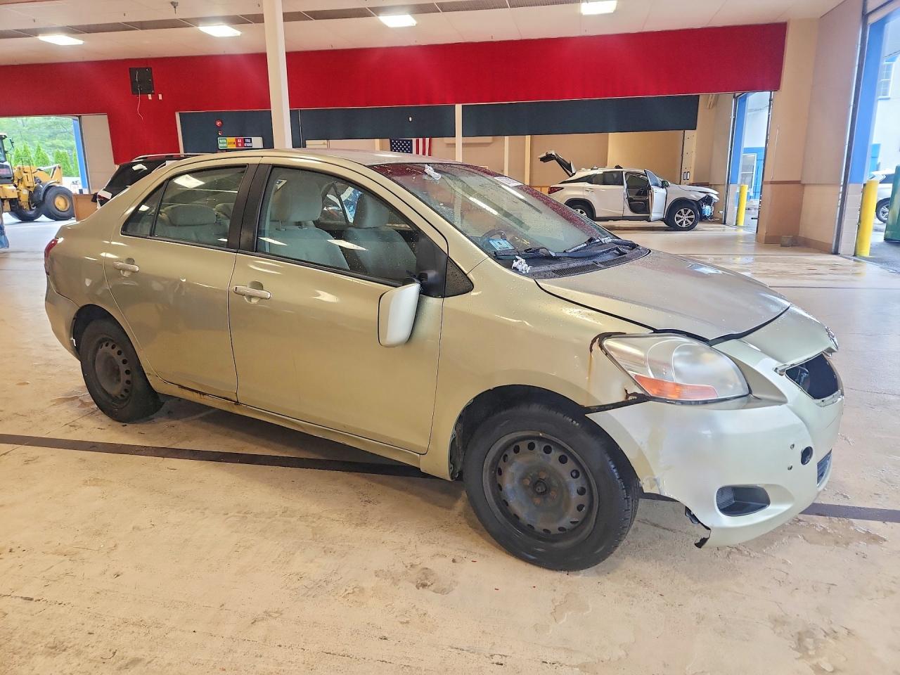 2007 Toyota Yaris Base Gold vin: JTDBT923971108343
