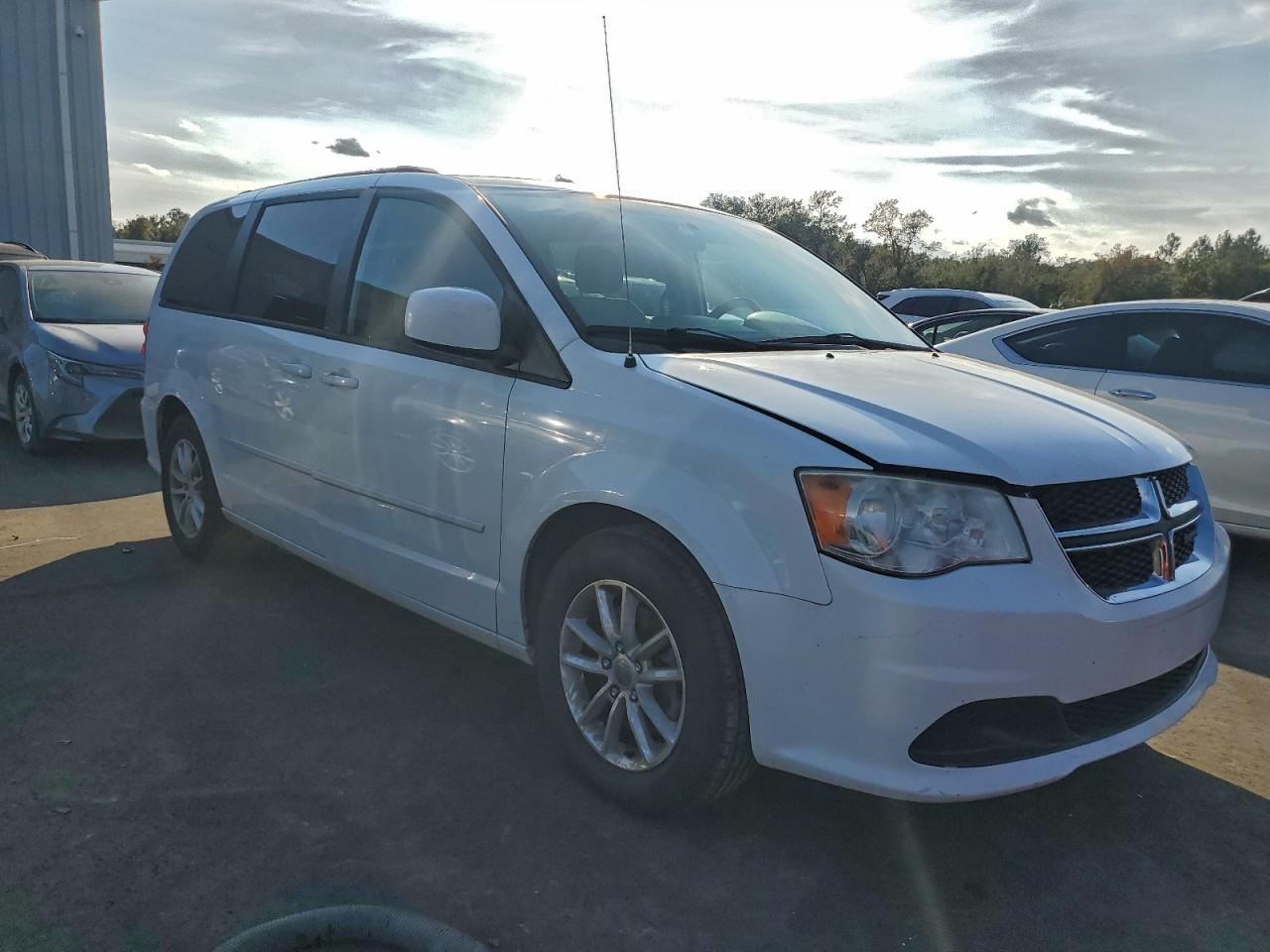 2014 Dodge Grand Caravan Sxt White vin: 2C4RDGCG0ER173768