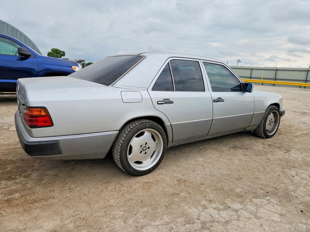 1991 Mercedes-benz 300 E Silver vin: WDBEA30D9MB464730
