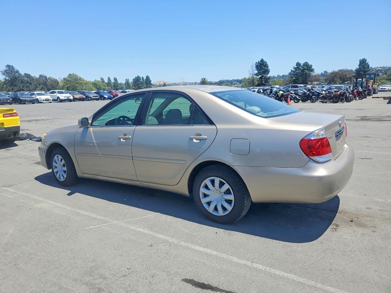 2005 Toyota Camry Le Золотой vin: 4T1BE32K05U065579