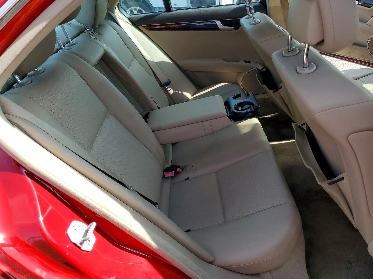 2014 Mercedes-benz C 250 Красный vin: WDDGF4HB6ER307790