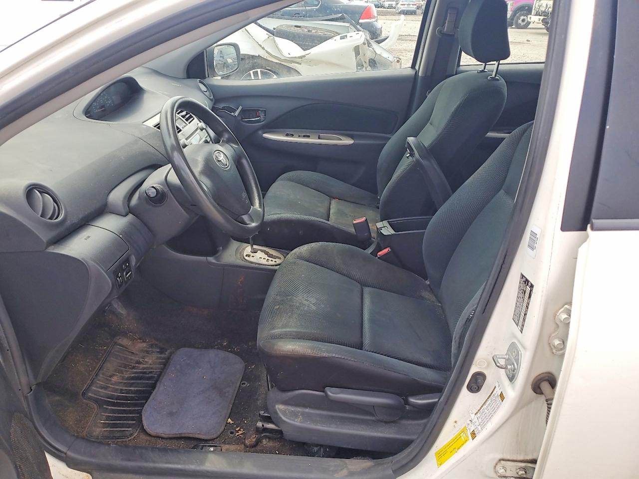 2010 Toyota Yaris Base White vin: JTDBT4K38A4074209