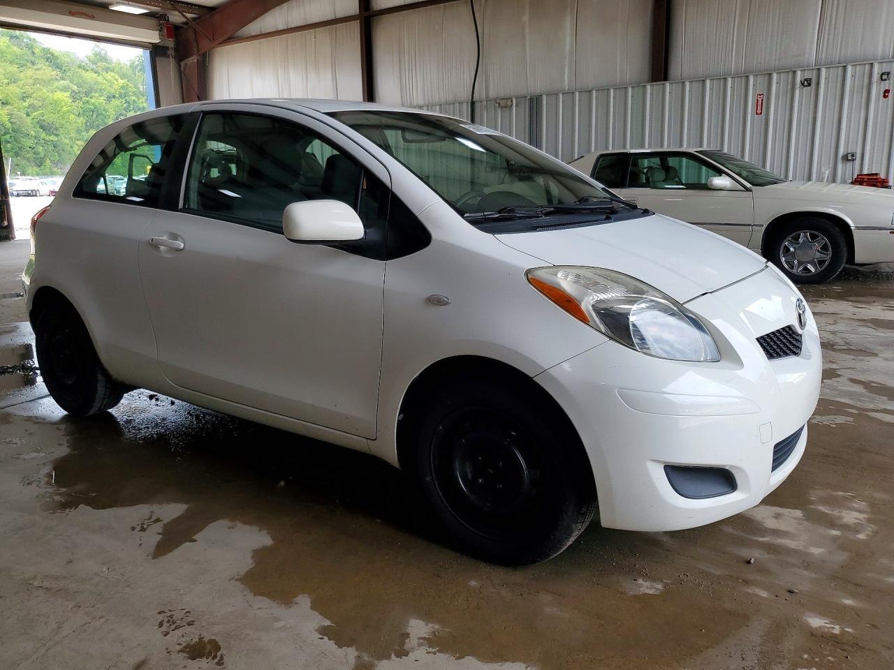 2009 Toyota Yaris Base Белый vin: JTDJT903X95261856