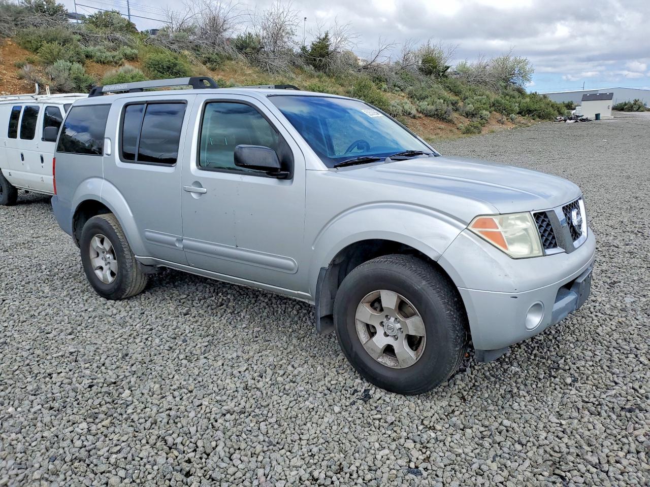 2005 Nissan Pathfinder Xe Silver vin: 5N1AR18W55C748852