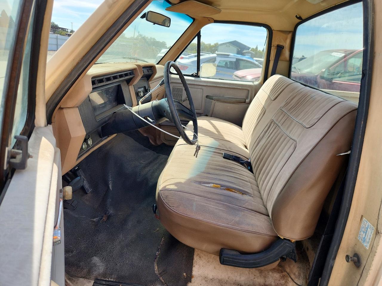 1983 Ford F100 Бежевый vin: 1FTCF10Y0DPA91808