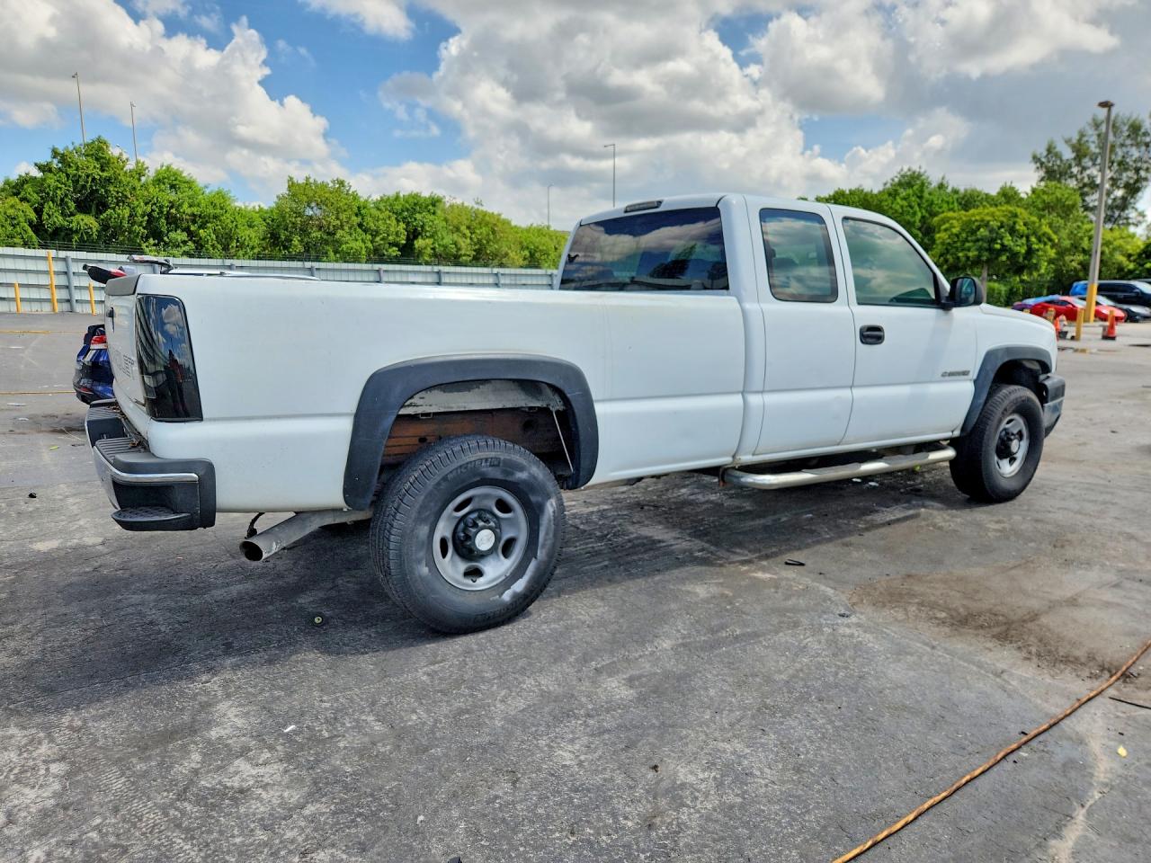 2006 Chevrolet Silverado C2500 Heavy Duty White vin: 1GCHC29U96E234631