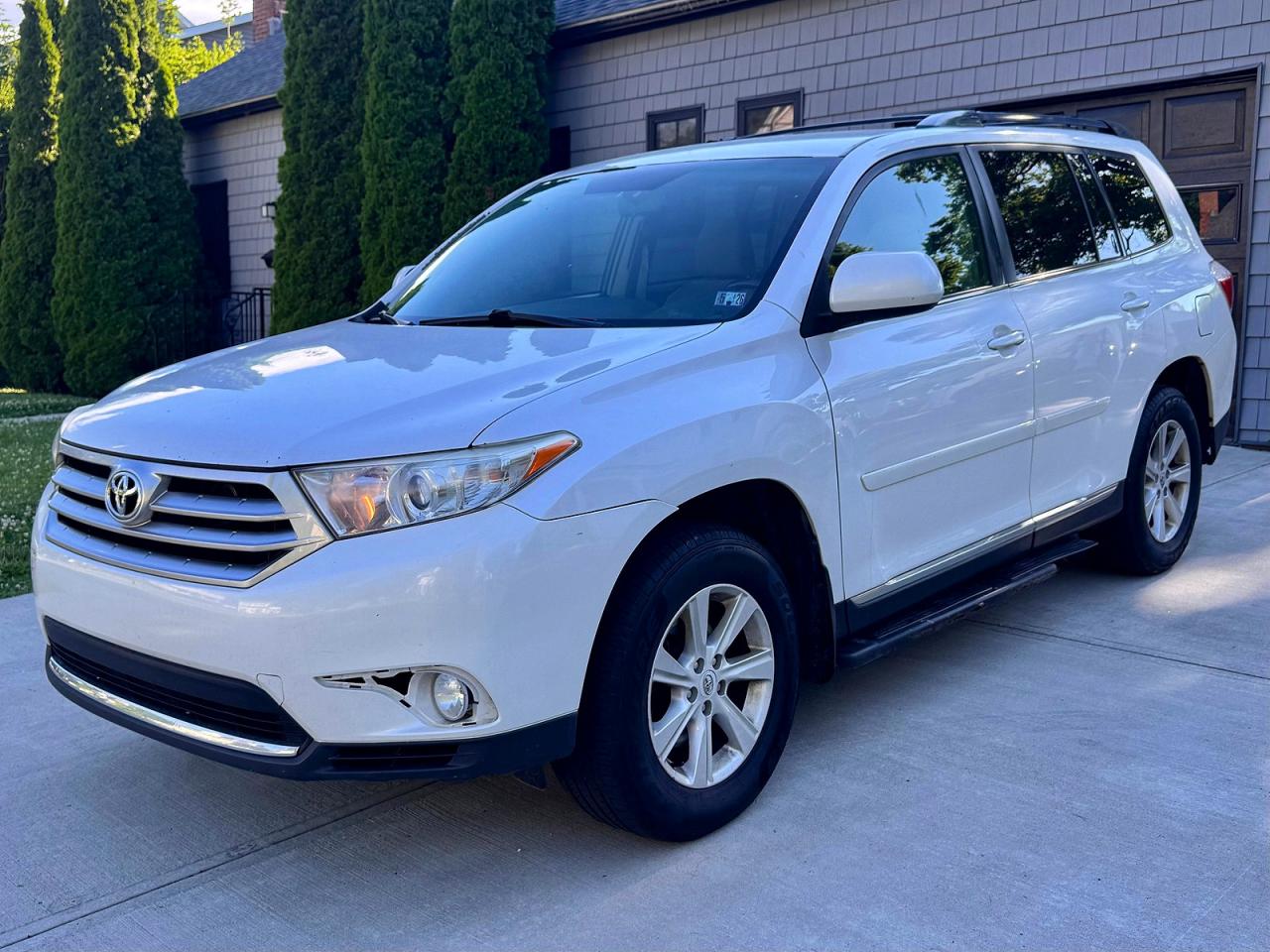2011 Toyota Highlander Base White vin: 5TDBK3EH2BS090027